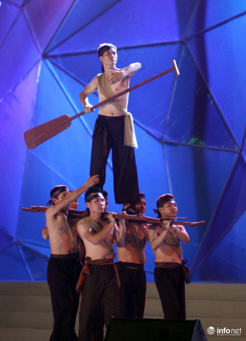 Rực rỡ đêm hội Carnaval Hạ Long 2015 với hơn 10.000 người có mặt - ảnh 2