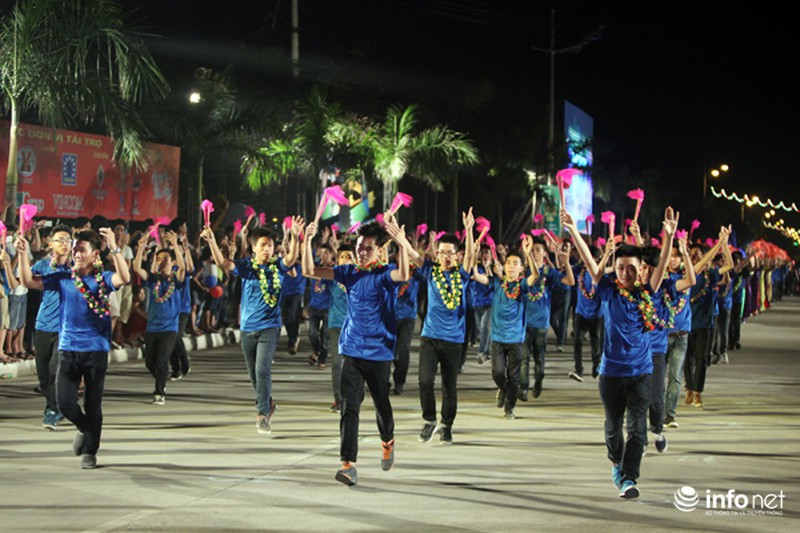 Rực rỡ đêm hội Carnaval Hạ Long 2015 với hơn 10.000 người có mặt - ảnh 6