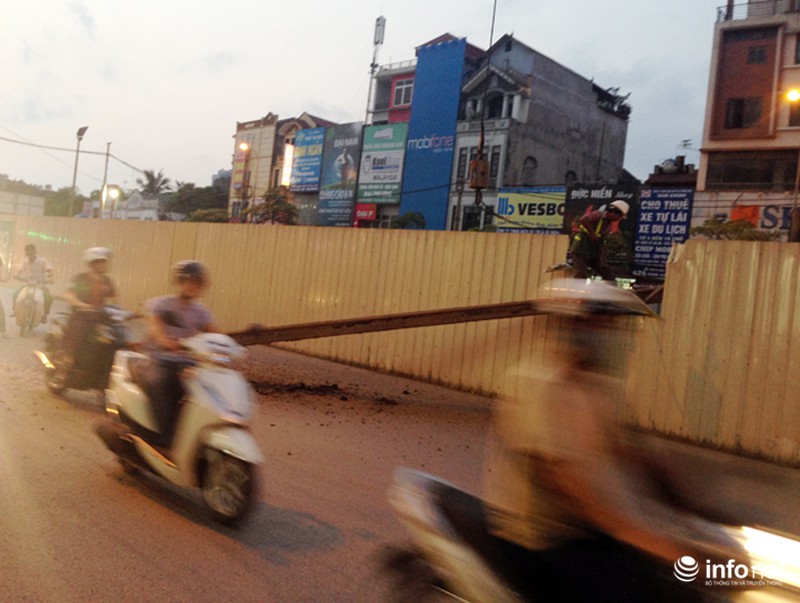 Công trường đường sắt đô thị: Tiếp tục rơi thanh sắt xuống đường - ảnh 1