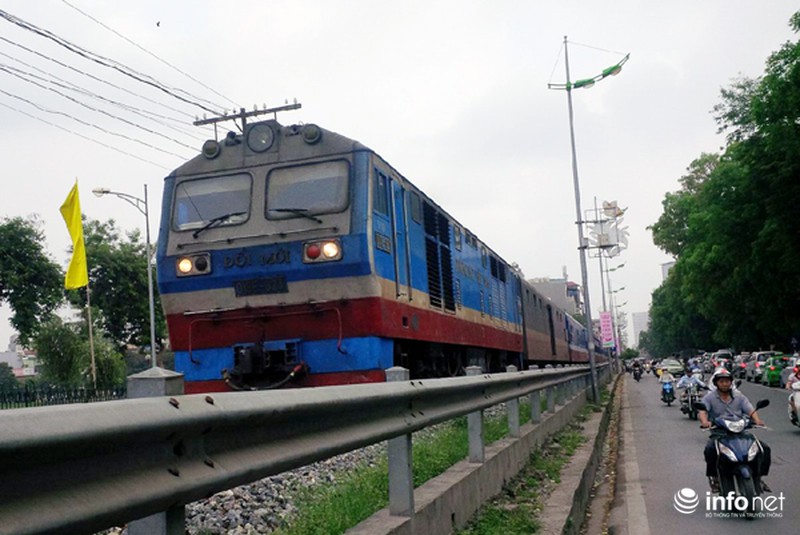 Hà Nội: Bị tàu húc văng khỏi đường ray, 2 cô gái trẻ may mắn thoát nạn - ảnh 1