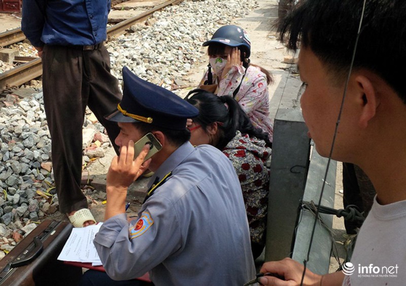 Hà Nội: Bị tàu húc văng khỏi đường ray, 2 cô gái trẻ may mắn thoát nạn - ảnh 3