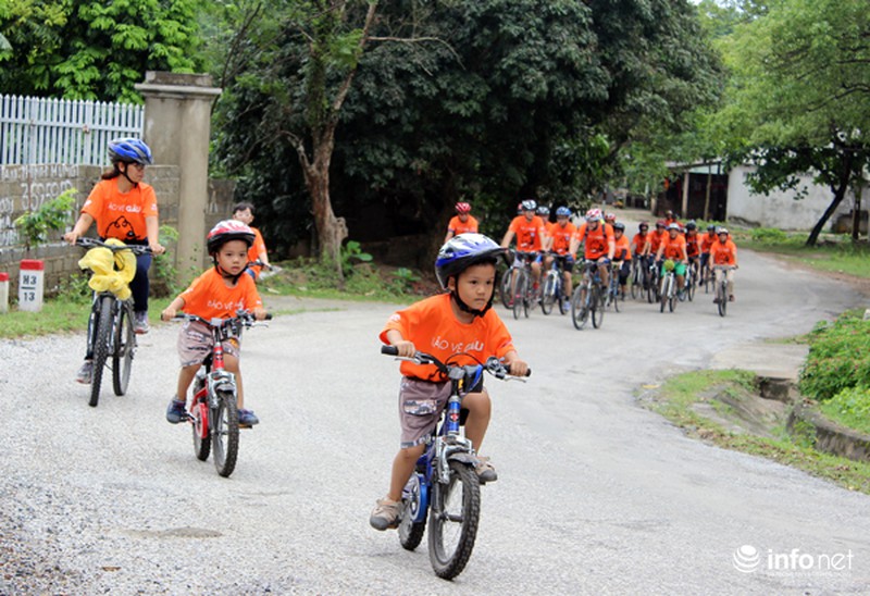 Hơn 300 người “Đạp xe và chạy vì Gấu” giữa trời mưa - ảnh 1