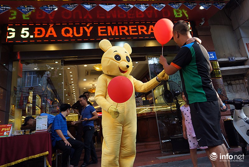 Gấu Pooh, Mèo Kitty đổ mồ hôi phục vụ thiếu nhi trời nắng nóng - ảnh 1