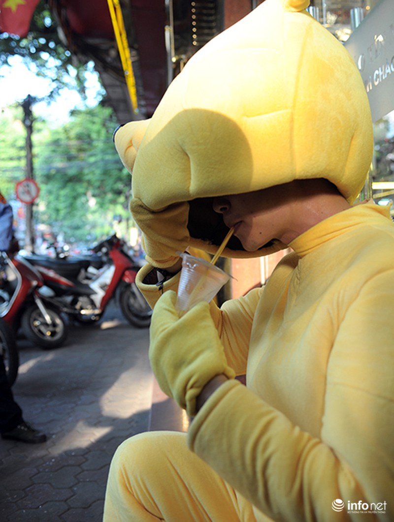 Gấu Pooh, Mèo Kitty đổ mồ hôi phục vụ thiếu nhi trời nắng nóng - ảnh 9