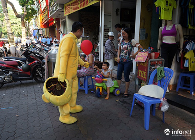 Gấu Pooh, Mèo Kitty đổ mồ hôi phục vụ thiếu nhi trời nắng nóng - ảnh 3
