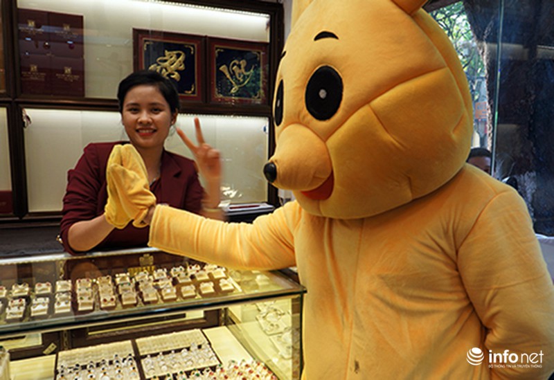Gấu Pooh, Mèo Kitty đổ mồ hôi phục vụ thiếu nhi trời nắng nóng - ảnh 4