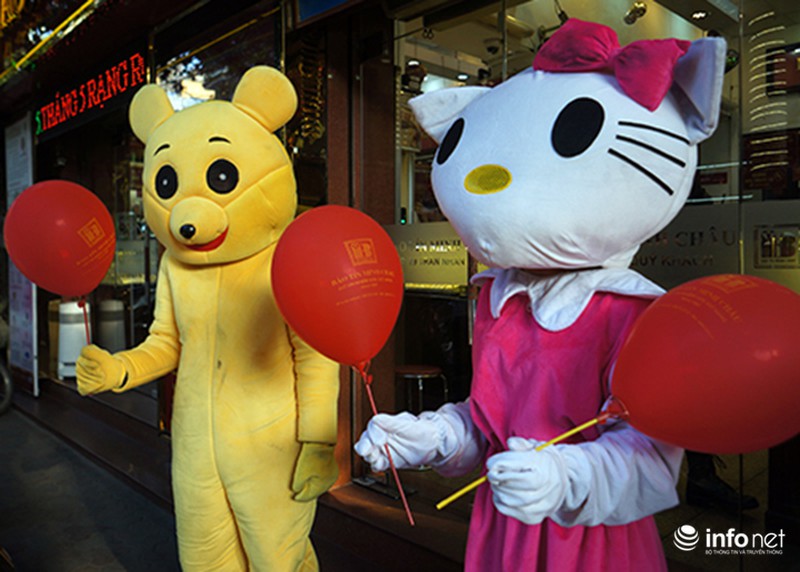 Gấu Pooh, Mèo Kitty đổ mồ hôi phục vụ thiếu nhi trời nắng nóng - ảnh 6