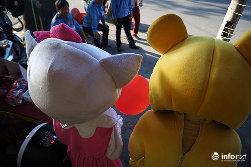 Gấu Pooh, Mèo Kitty đổ mồ hôi phục vụ thiếu nhi trời nắng nóng - ảnh 7