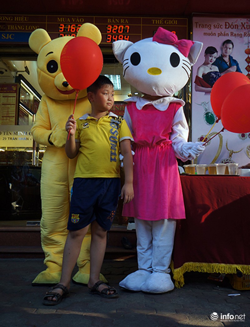Gấu Pooh, Mèo Kitty đổ mồ hôi phục vụ thiếu nhi trời nắng nóng - ảnh 2