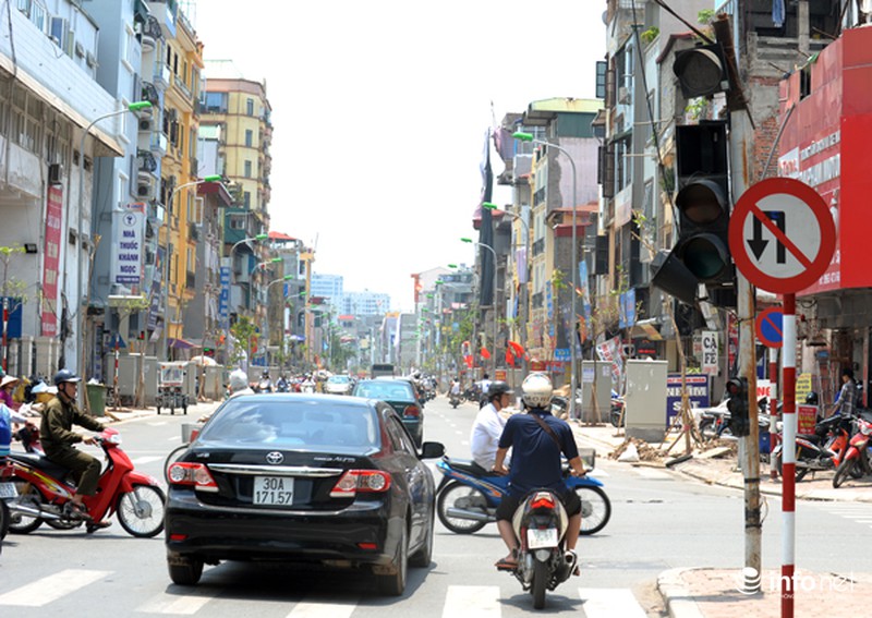 Nhếch nhác đèn giao thông tại ngã tư Bạch Mai - Lê Thanh Nghị - ảnh 1