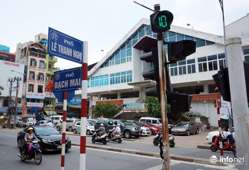 Nhếch nhác đèn giao thông tại ngã tư Bạch Mai - Lê Thanh Nghị - ảnh 2