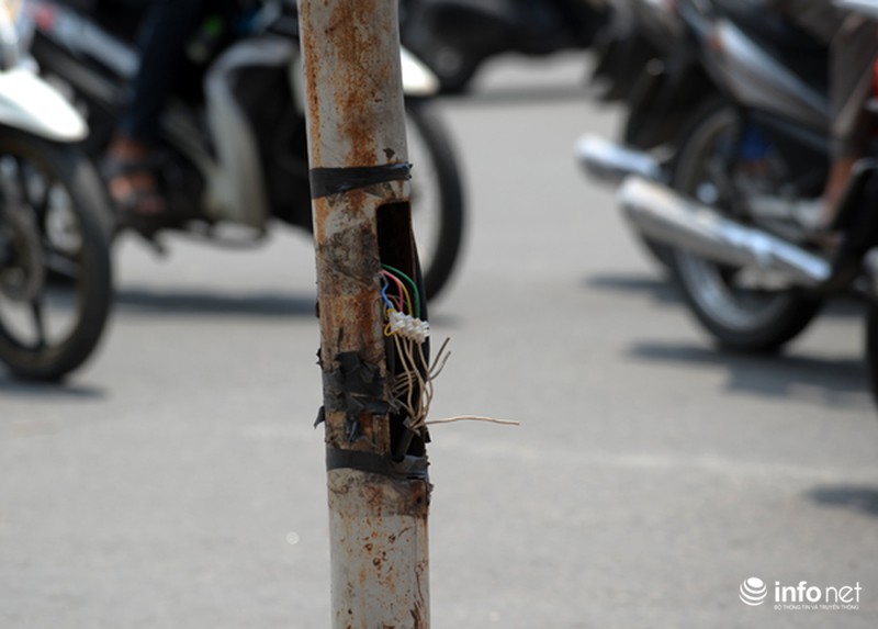 Nhếch nhác đèn giao thông tại ngã tư Bạch Mai - Lê Thanh Nghị - ảnh 3