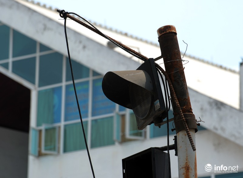 Nhếch nhác đèn giao thông tại ngã tư Bạch Mai - Lê Thanh Nghị - ảnh 4