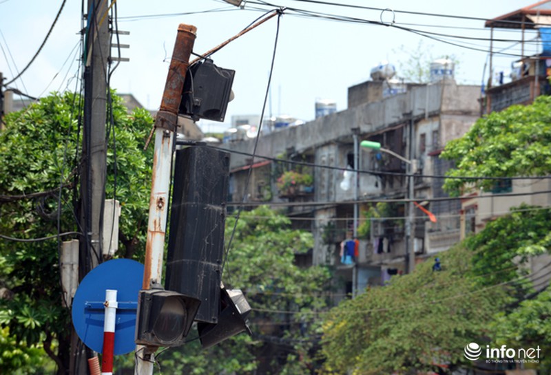 Nhếch nhác đèn giao thông tại ngã tư Bạch Mai - Lê Thanh Nghị - ảnh 8