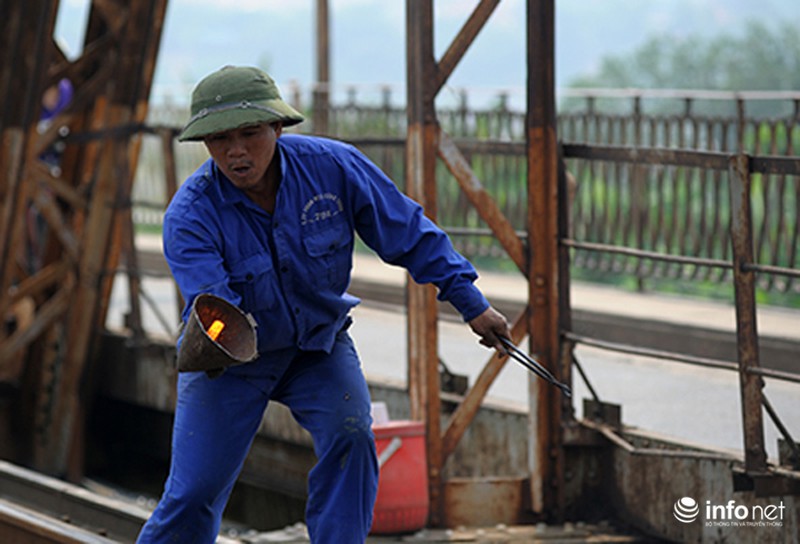 Xem công nhân sửa cầu Long Biên