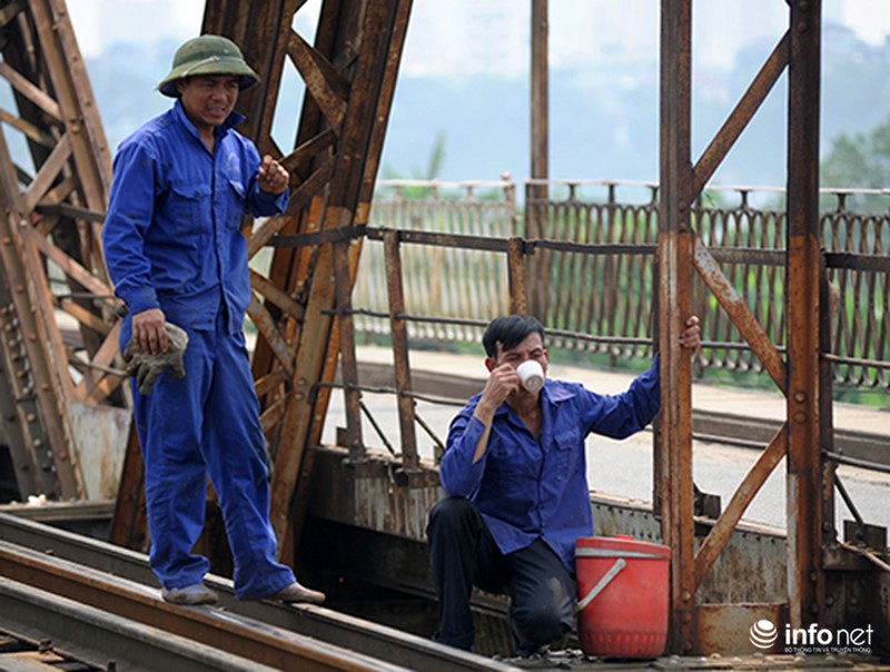 Xem công nhân sửa cầu Long Biên