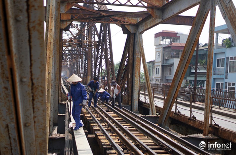 Xem công nhân sửa cầu Long Biên