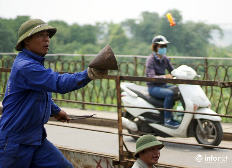 Xem công nhân sửa cầu Long Biên