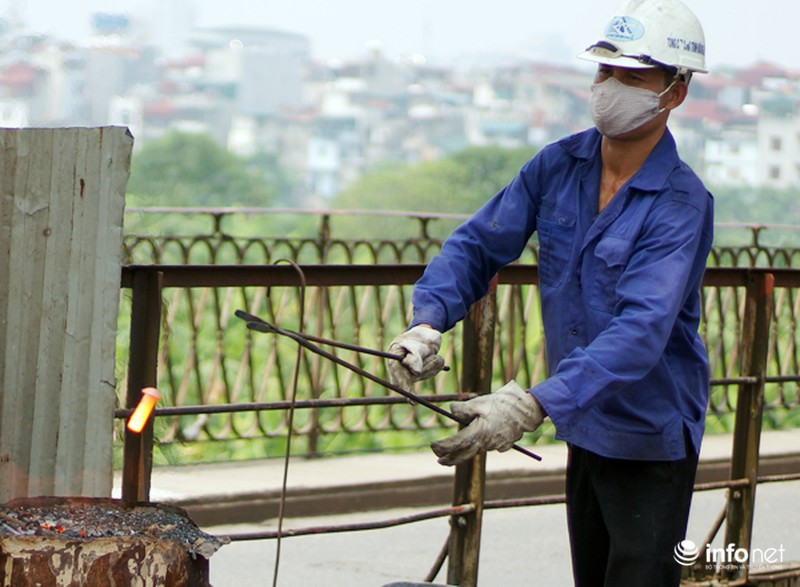 Xem công nhân sửa cầu Long Biên