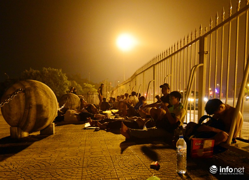 Thâu đêm xếp hàng chờ mua vé trận giao hữu Man City - Việt Nam - ảnh 1