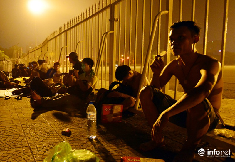 Thâu đêm xếp hàng chờ mua vé trận giao hữu Man City - Việt Nam - ảnh 10