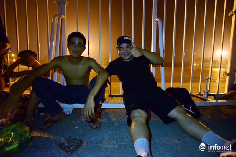 Thâu đêm xếp hàng chờ mua vé trận giao hữu Man City - Việt Nam - ảnh 2