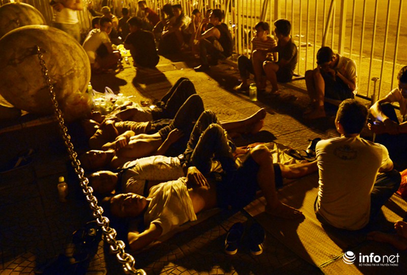 Thâu đêm xếp hàng chờ mua vé trận giao hữu Man City - Việt Nam - ảnh 3