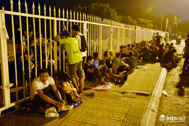 Thâu đêm xếp hàng chờ mua vé trận giao hữu Man City - Việt Nam - ảnh 4