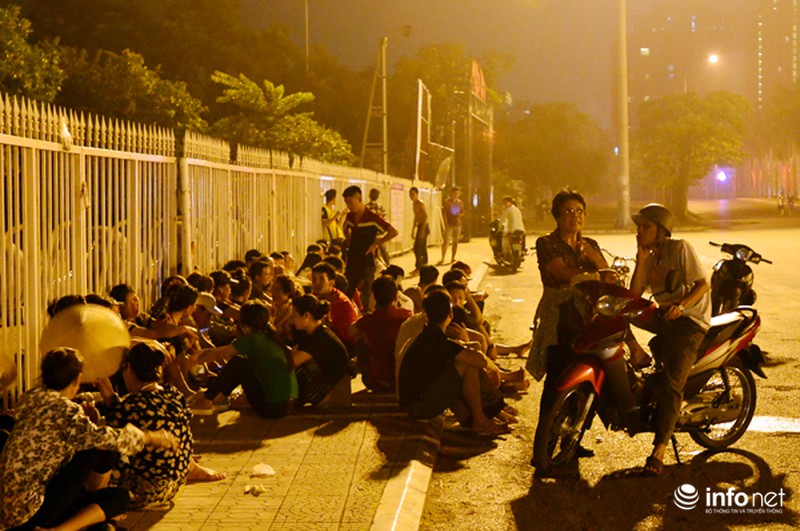 Thâu đêm xếp hàng chờ mua vé trận giao hữu Man City - Việt Nam - ảnh 5