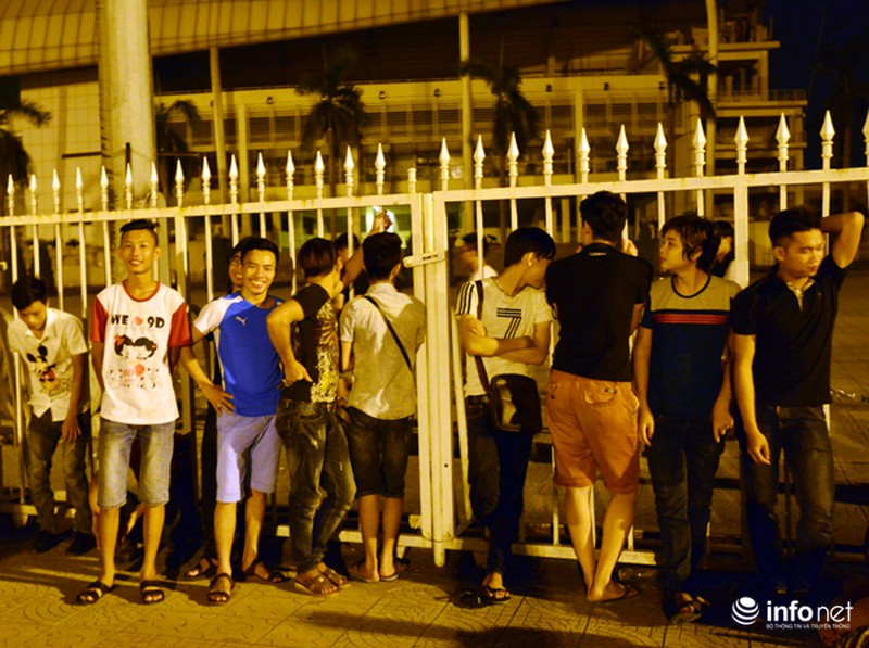 Thâu đêm xếp hàng chờ mua vé trận giao hữu Man City - Việt Nam - ảnh 6