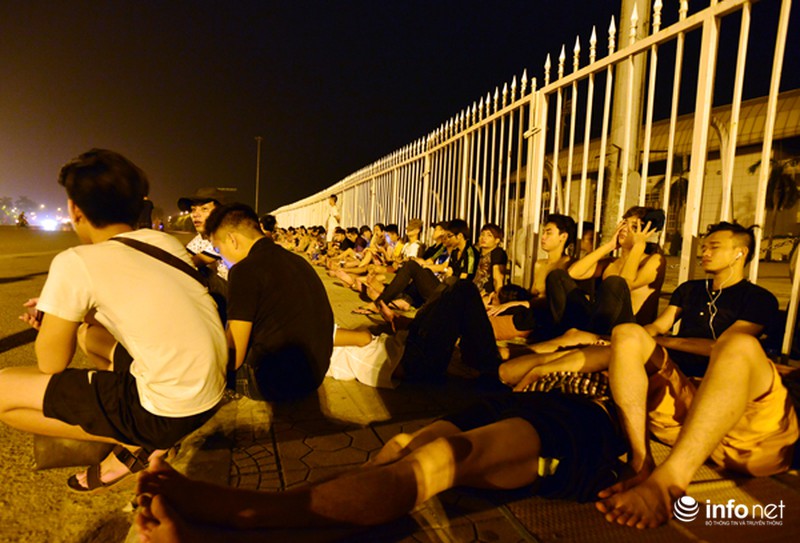 Thâu đêm xếp hàng chờ mua vé trận giao hữu Man City - Việt Nam - ảnh 9