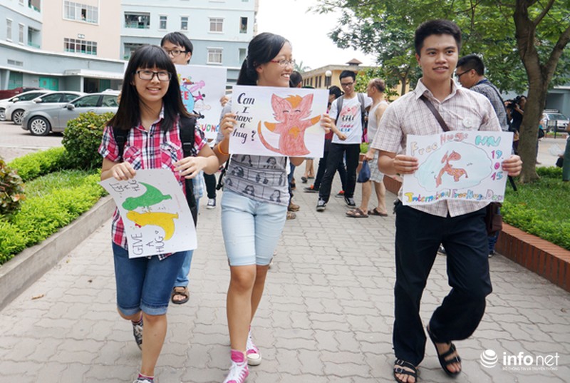 Bạn trẻ dạo phố xin... ôm người lạ - ảnh 1