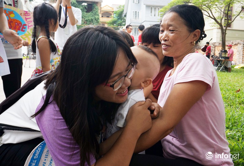 Bạn trẻ dạo phố xin... ôm người lạ - ảnh 10