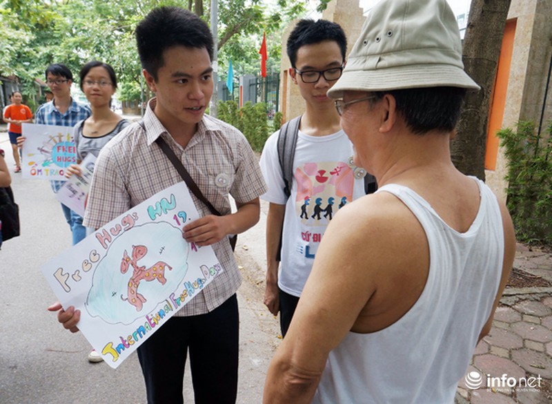 Bạn trẻ dạo phố xin... ôm người lạ - ảnh 2