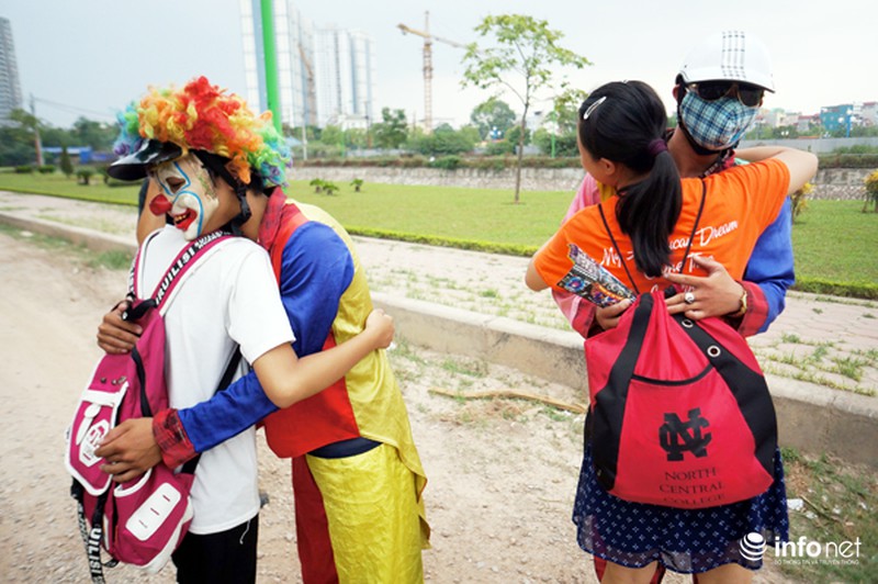 Bạn trẻ dạo phố xin... ôm người lạ - ảnh 4