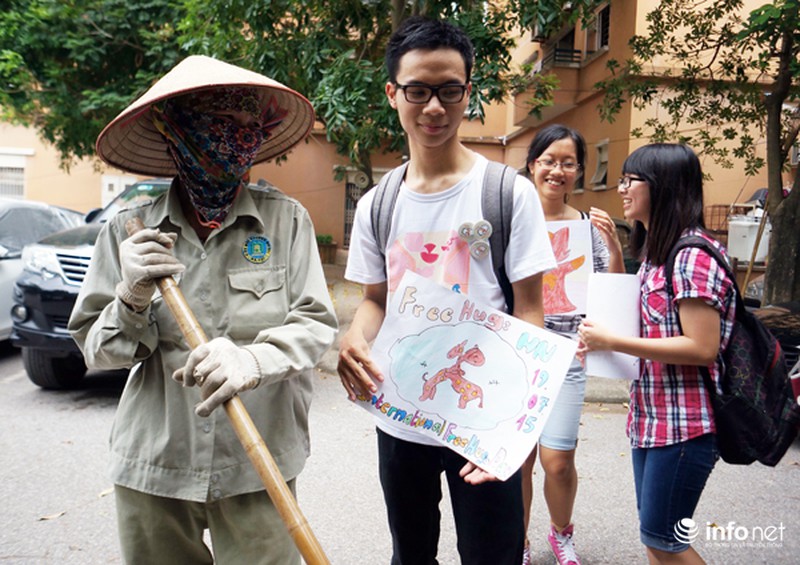 Bạn trẻ dạo phố xin... ôm người lạ - ảnh 5