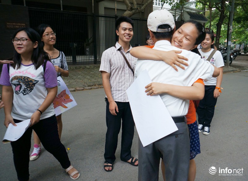 Bạn trẻ dạo phố xin... ôm người lạ - ảnh 6