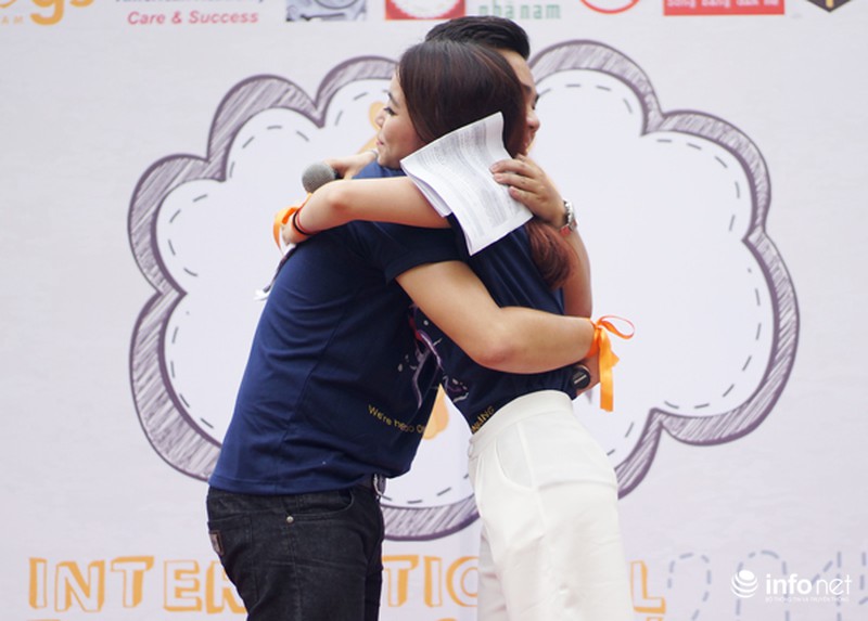 Bạn trẻ dạo phố xin... ôm người lạ - ảnh 8