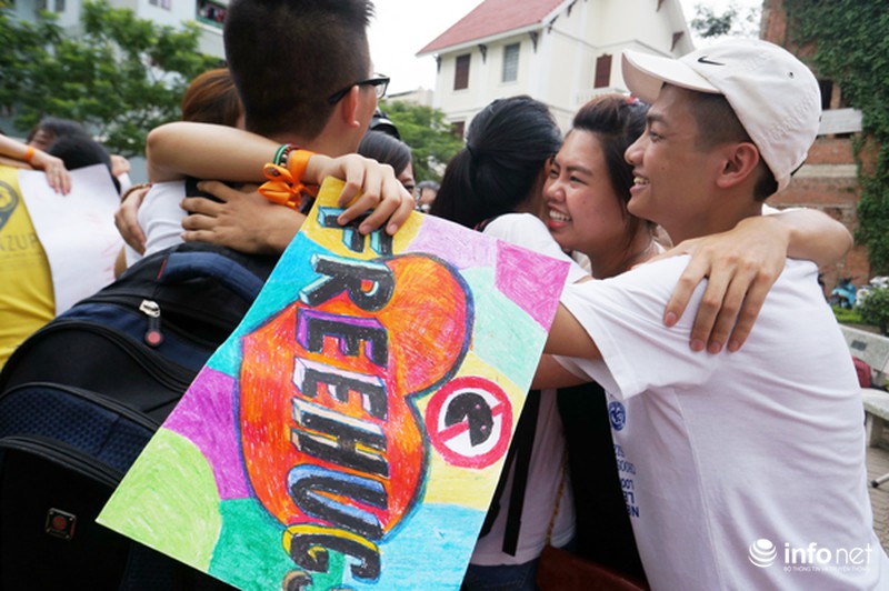 Bạn trẻ dạo phố xin... ôm người lạ - ảnh 9