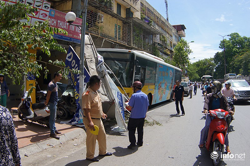 Xe buýt mất lái, phá hỏng hàng chục xe máy đỗ trên vỉa hè - ảnh 2
