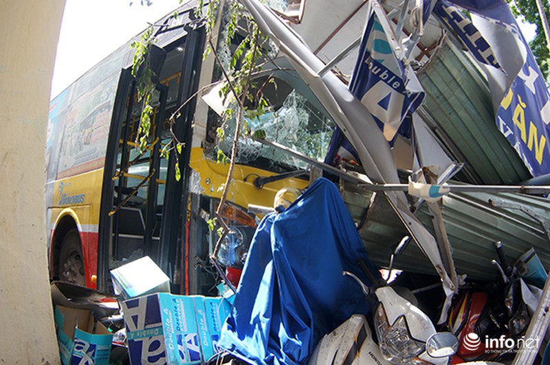 Xe buýt mất lái, phá hỏng hàng chục xe máy đỗ trên vỉa hè - ảnh 3