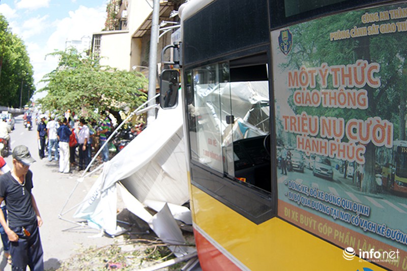 Xe buýt mất lái, phá hỏng hàng chục xe máy đỗ trên vỉa hè - ảnh 5