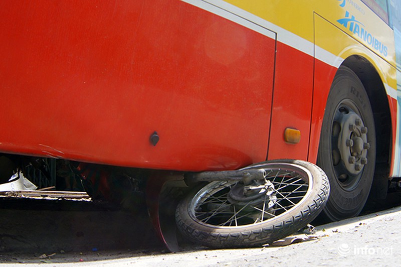 Xe buýt mất lái, phá hỏng hàng chục xe máy đỗ trên vỉa hè - ảnh 6
