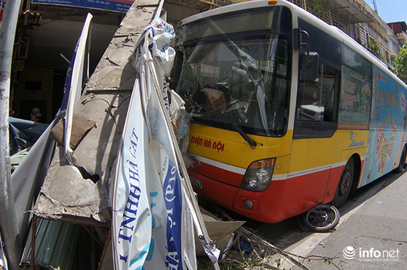 Xe buýt mất lái, phá hỏng hàng chục xe máy đỗ trên vỉa hè - ảnh 7