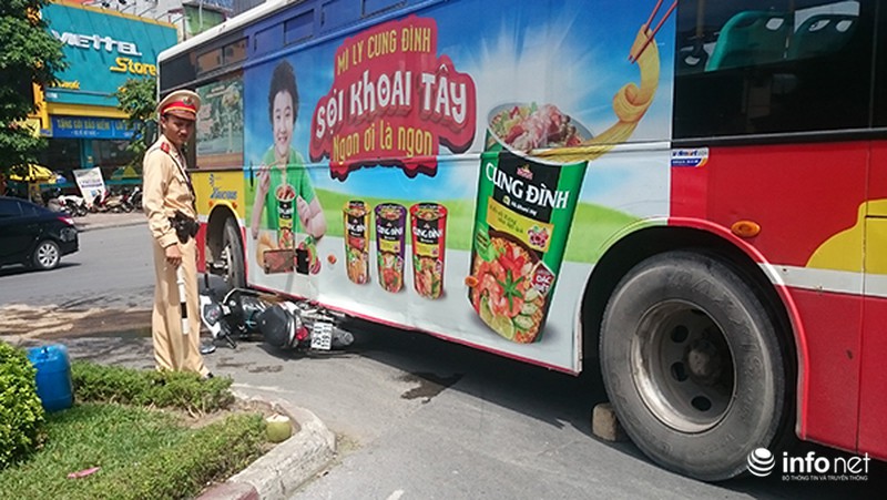 Xe buýt mất lái, phá hỏng hàng chục xe máy đỗ trên vỉa hè - ảnh 1