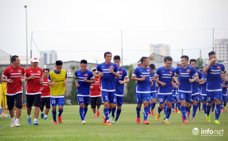 Xem tuyển thủ CLB ManCity và đội tuyển Việt Nam tập luyện trước trận đấu - ảnh 1