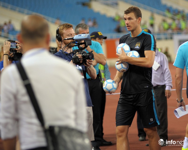 Xem tuyển thủ CLB ManCity và đội tuyển Việt Nam tập luyện trước trận đấu - ảnh 10