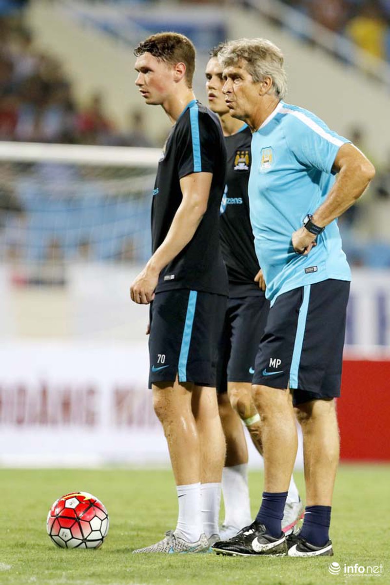 Xem tuyển thủ CLB ManCity và đội tuyển Việt Nam tập luyện trước trận đấu - ảnh 7