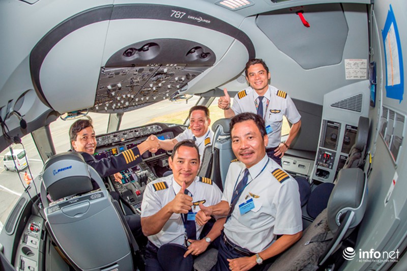 Phi công VNA được huấn luyện điều khiển Boeing 787 tại Singapore - ảnh 1