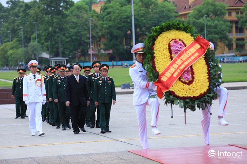 Thượng tướng Đỗ Bá Tỵ dẫn đầu Đoàn Quân ủy Trung ương viếng Lăng Bác - ảnh 1